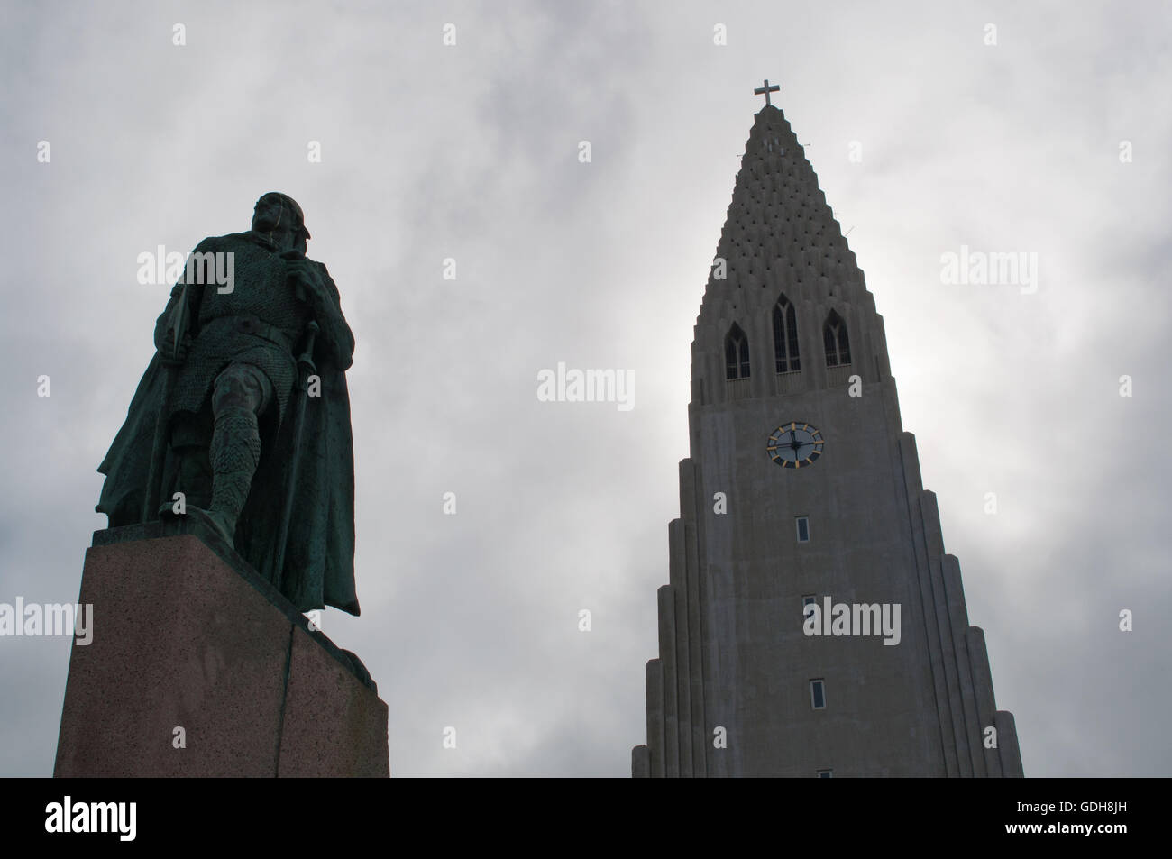 Reykjavik, Nord Europa: il Hallgrimskirkja, Luteran chiesa Hallgrimur, e la statua di explorer Leif Ericsson, due simboli della città Foto Stock