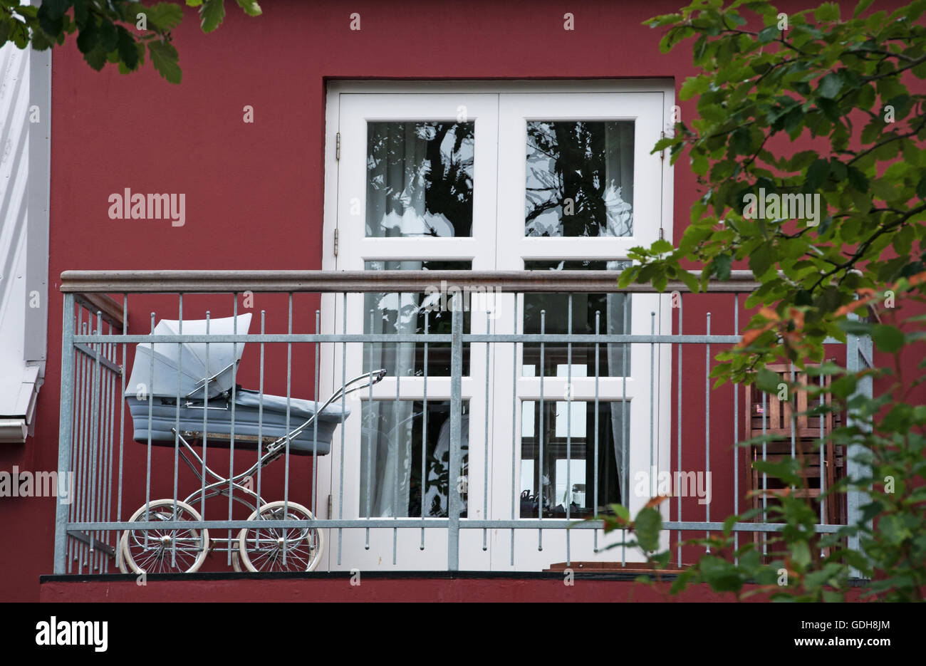 Reykjavik: passeggino su un balcone per le strade della capitale e la città più grande dell'Islanda, architettura nordica Foto Stock