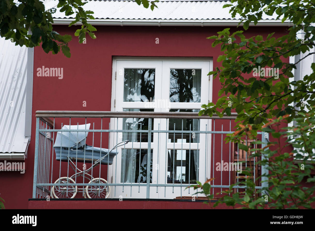 Reykjavik: passeggino su un balcone per le strade della capitale e la città più grande dell'Islanda, architettura nordica Foto Stock