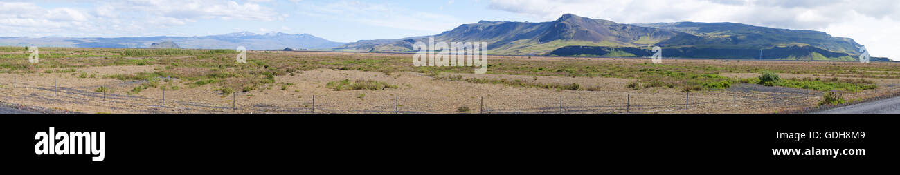 L'Islanda: l'area di Seljalandsfoss cascata, parte del fiume Seljalands le cui origini nel vulcano ghiacciaio Eyjafjallajokull Foto Stock