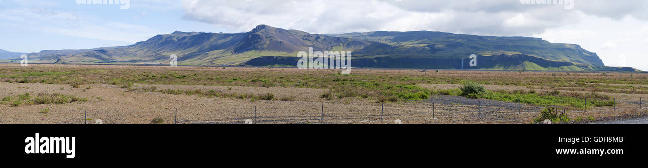 L'Islanda: l'area di Seljalandsfoss cascata, parte del fiume Seljalands le cui origini nel vulcano ghiacciaio Eyjafjallajokull Foto Stock
