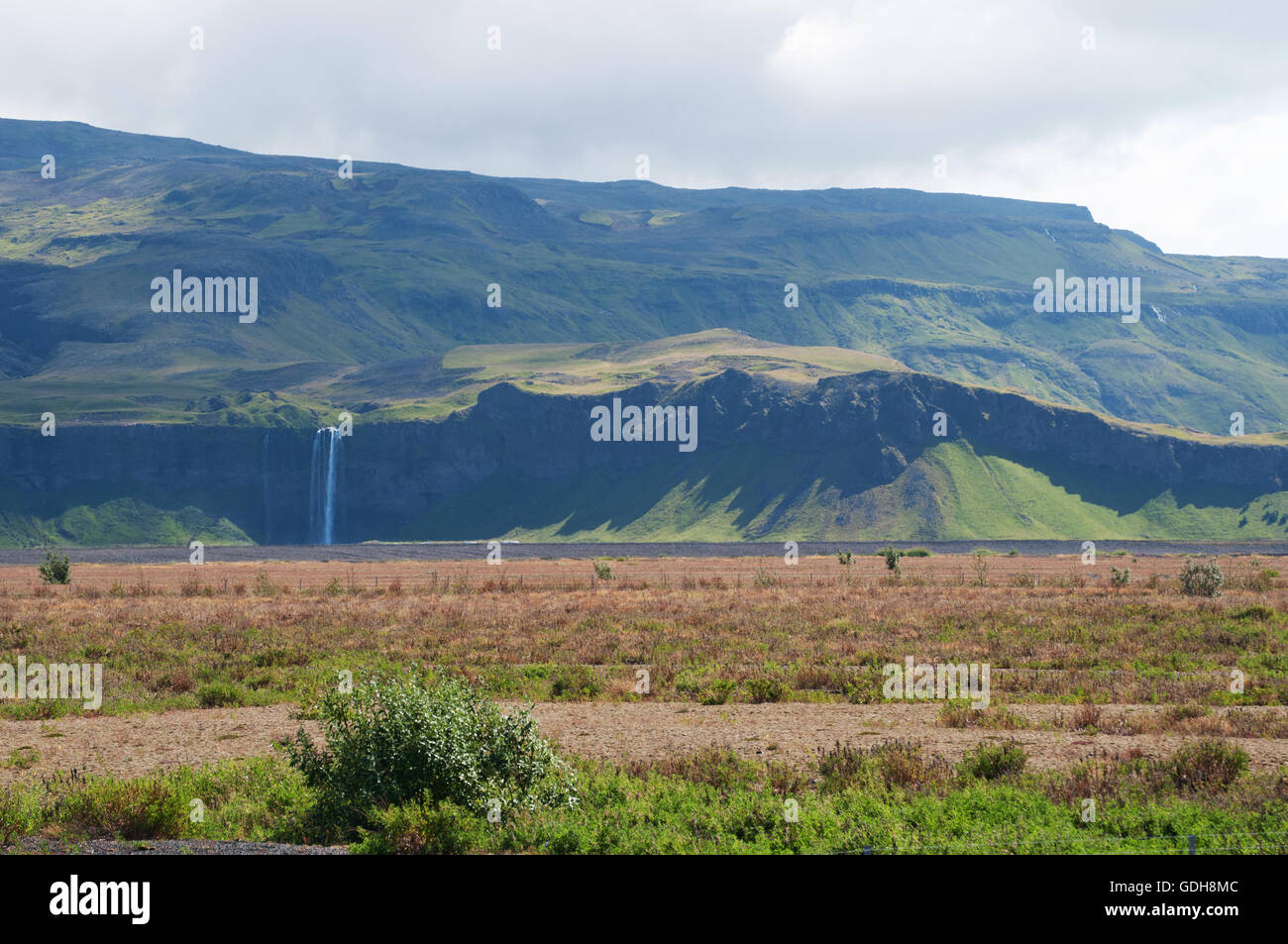 L'Islanda: l'area di Seljalandsfoss cascata, parte del fiume Seljalands le cui origini nel vulcano ghiacciaio Eyjafjallajokull Foto Stock