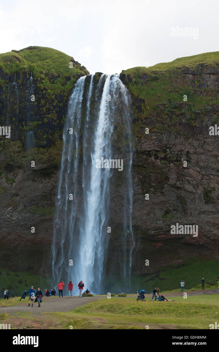 Islanda: Cascata di Seljalandsfoss, parte del fiume Seljalands le cui origini nel vulcano ghiacciaio Eyjafjallajokull Foto Stock
