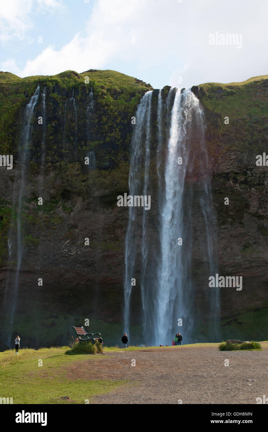 Islanda: Cascata di Seljalandsfoss, parte del fiume Seljalands le cui origini nel vulcano ghiacciaio Eyjafjallajokull Foto Stock