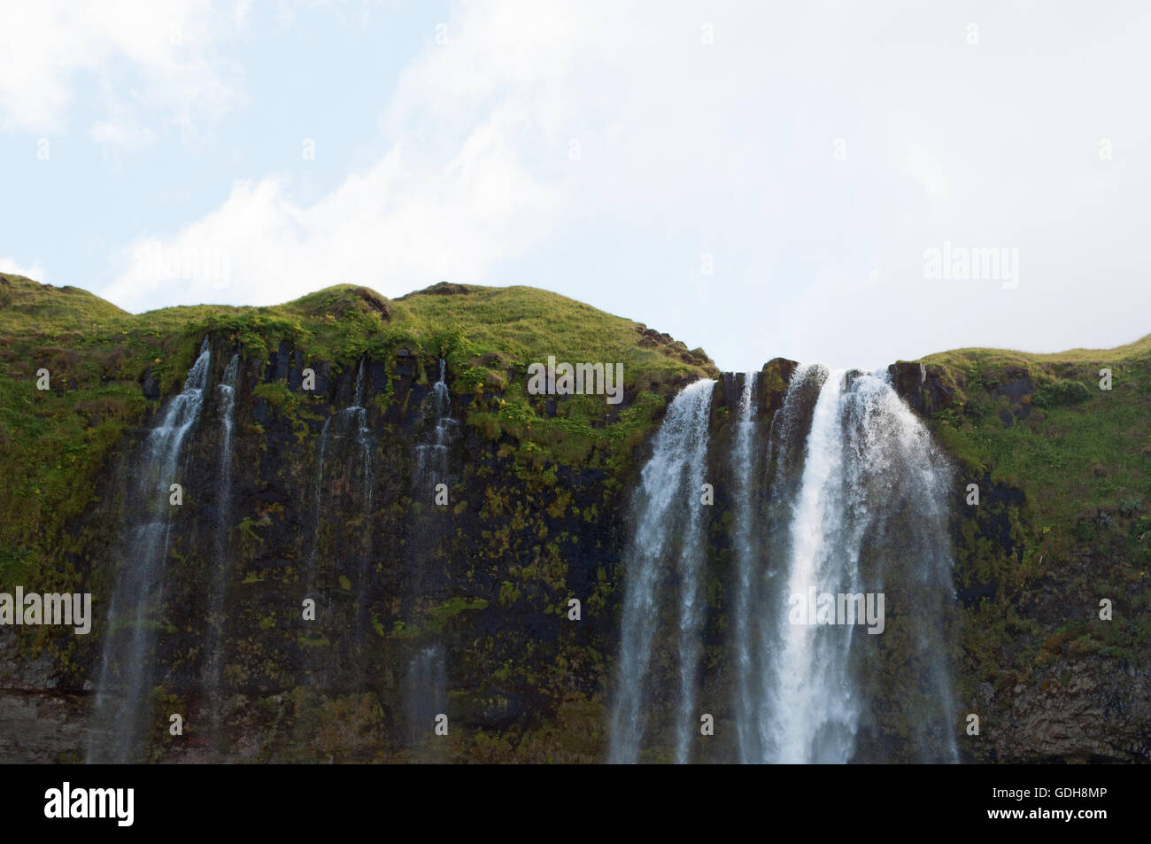 Islanda: Cascata di Seljalandsfoss, parte del fiume Seljalands le cui origini nel vulcano ghiacciaio Eyjafjallajokull Foto Stock