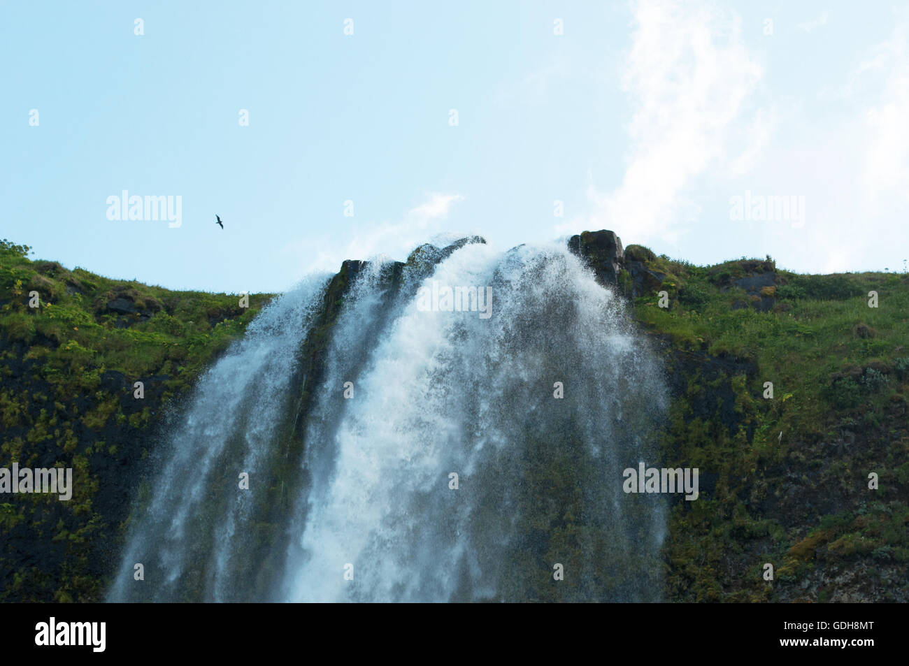 Islanda: Cascata di Seljalandsfoss, parte del fiume Seljalands le cui origini nel vulcano ghiacciaio Eyjafjallajokull Foto Stock