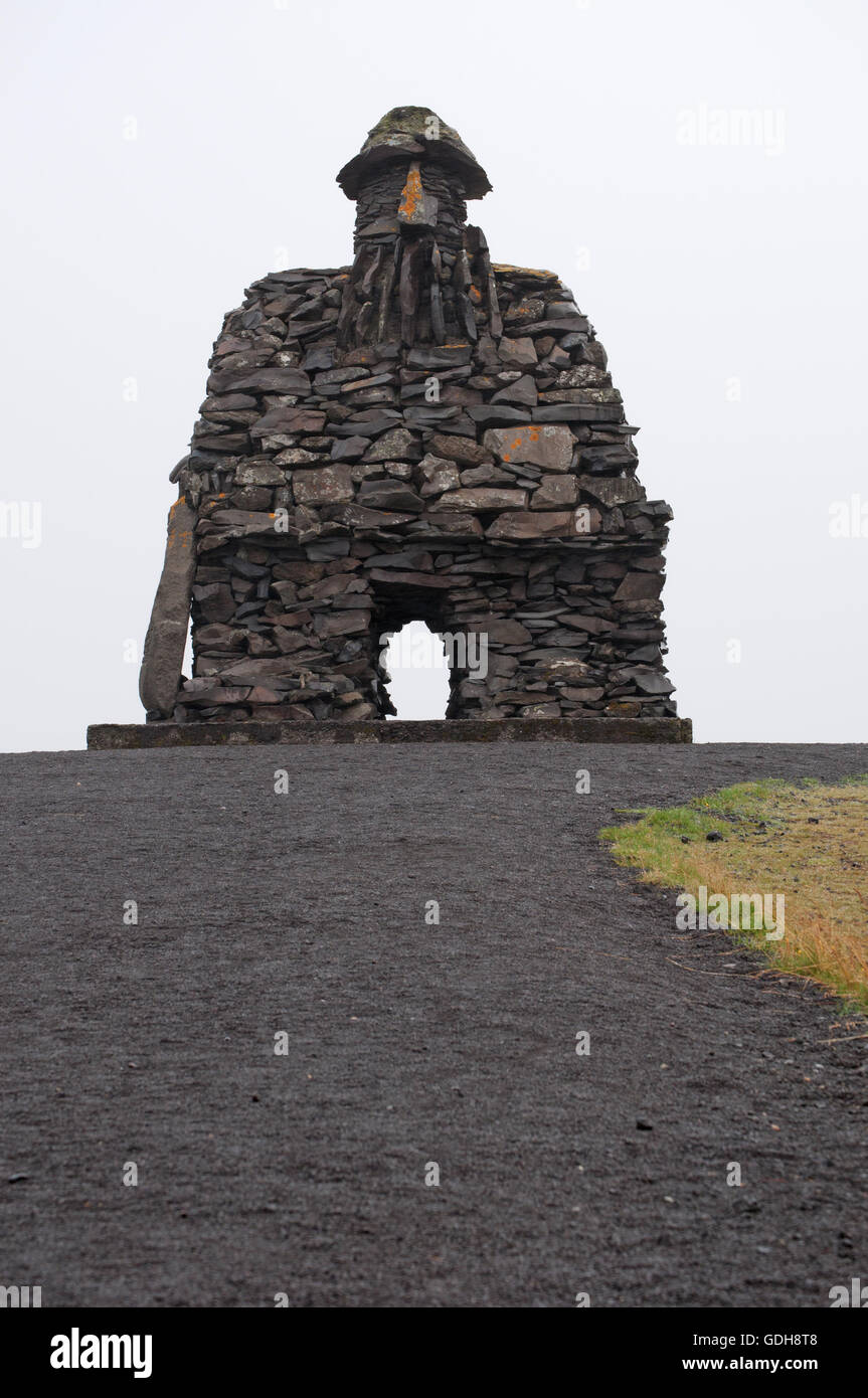 Islanda: Bardur Snaefellsas statua in Arnarstapi, Snaefellsnes peninsula, omaggio a un antico ISLANDESE NORVEGESE saga Foto Stock