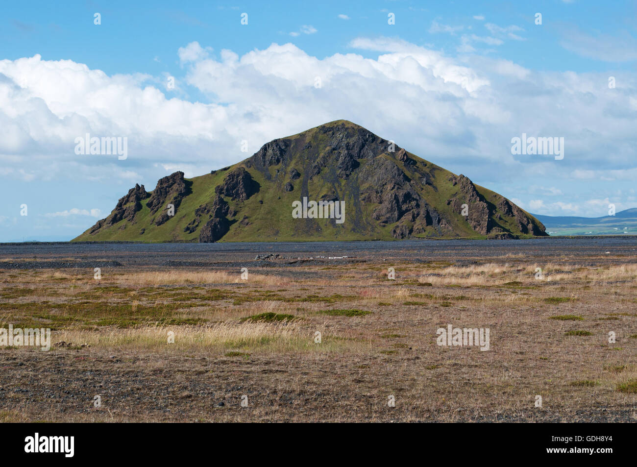 Islanda: vista del paesaggio islandese con le montagne e le nuvole. Il paesaggio di Islanda in tutto il mondo è considerato unico Foto Stock