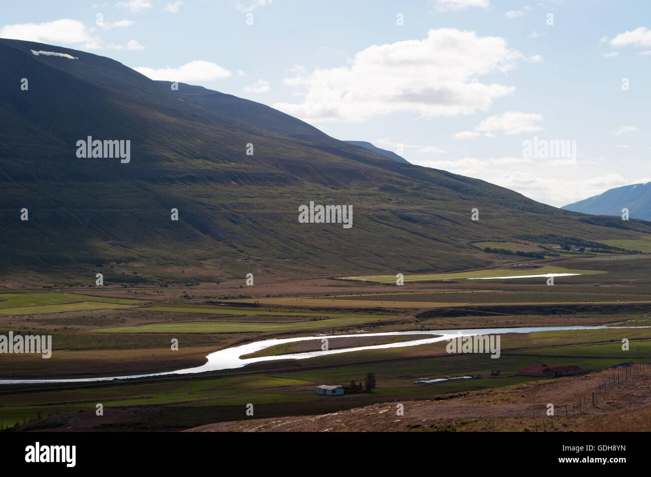 Islanda: vista del paesaggio islandese con le montagne e le nuvole. Il paesaggio di Islanda in tutto il mondo è considerato unico Foto Stock