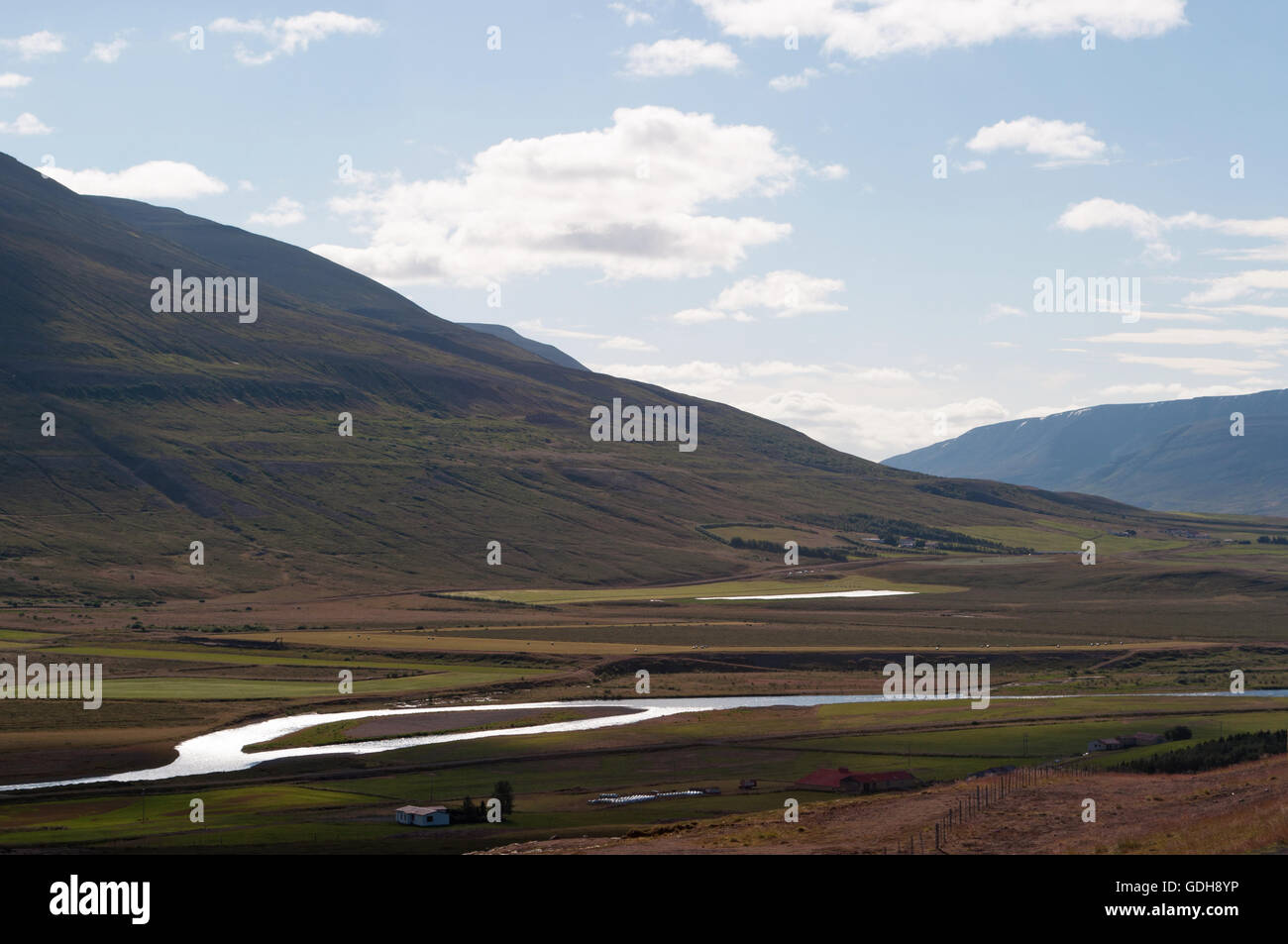Islanda: vista del paesaggio islandese con le montagne e le nuvole. Il paesaggio di Islanda in tutto il mondo è considerato unico Foto Stock