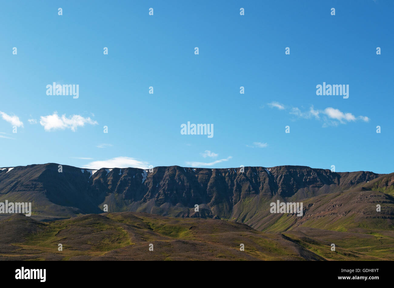 Islanda: vista del paesaggio islandese con le montagne e le nuvole. Il paesaggio di Islanda in tutto il mondo è considerato unico Foto Stock