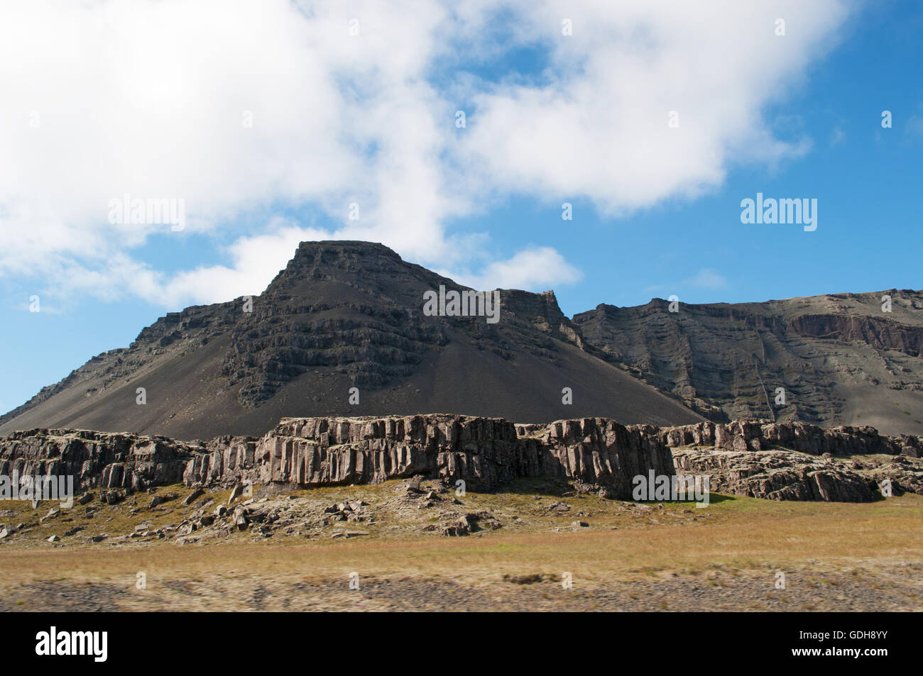 Islanda: vista del paesaggio islandese con le montagne e le nuvole. Il paesaggio di Islanda in tutto il mondo è considerato unico Foto Stock