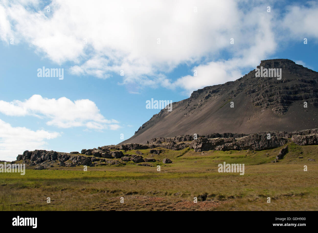 Islanda: vista del paesaggio islandese con le montagne e le nuvole. Il paesaggio di Islanda in tutto il mondo è considerato unico Foto Stock