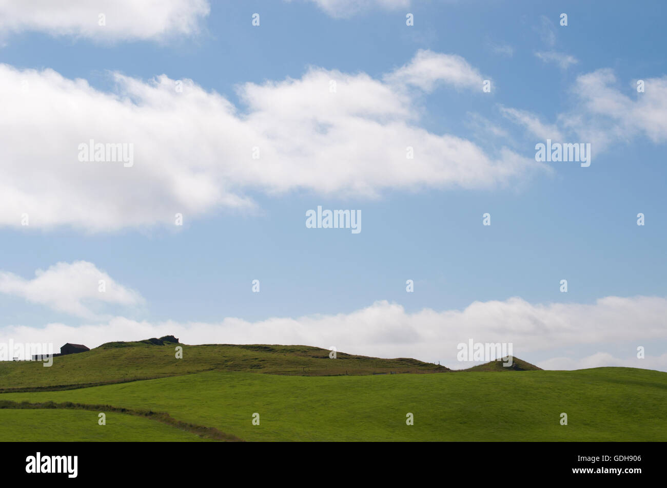 Islanda: vista del paesaggio islandese con il verde delle colline e le nuvole. Il paesaggio di Islanda in tutto il mondo è considerato unico Foto Stock
