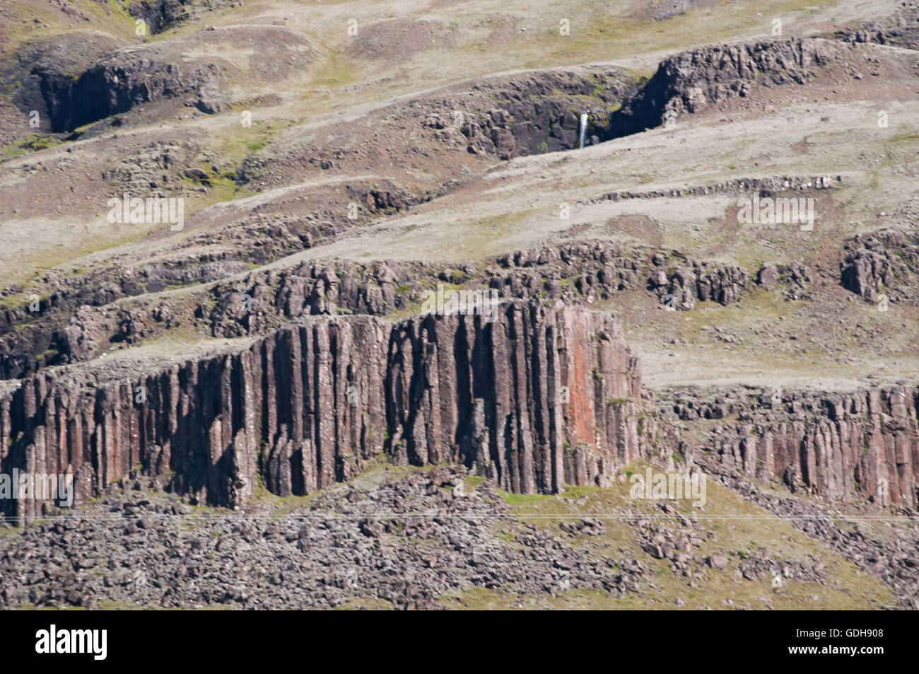 Islanda: vista del paesaggio islandese con montagne di basalto. Il paesaggio di Islanda in tutto il mondo è considerato unico Foto Stock