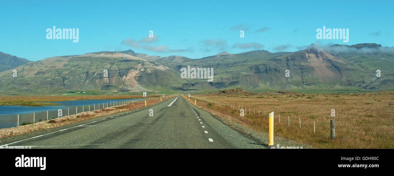 Islanda: vista panoramica della strada a Hofn nel Vatnajokull regione che vanta molti del paese attrazioni top Foto Stock