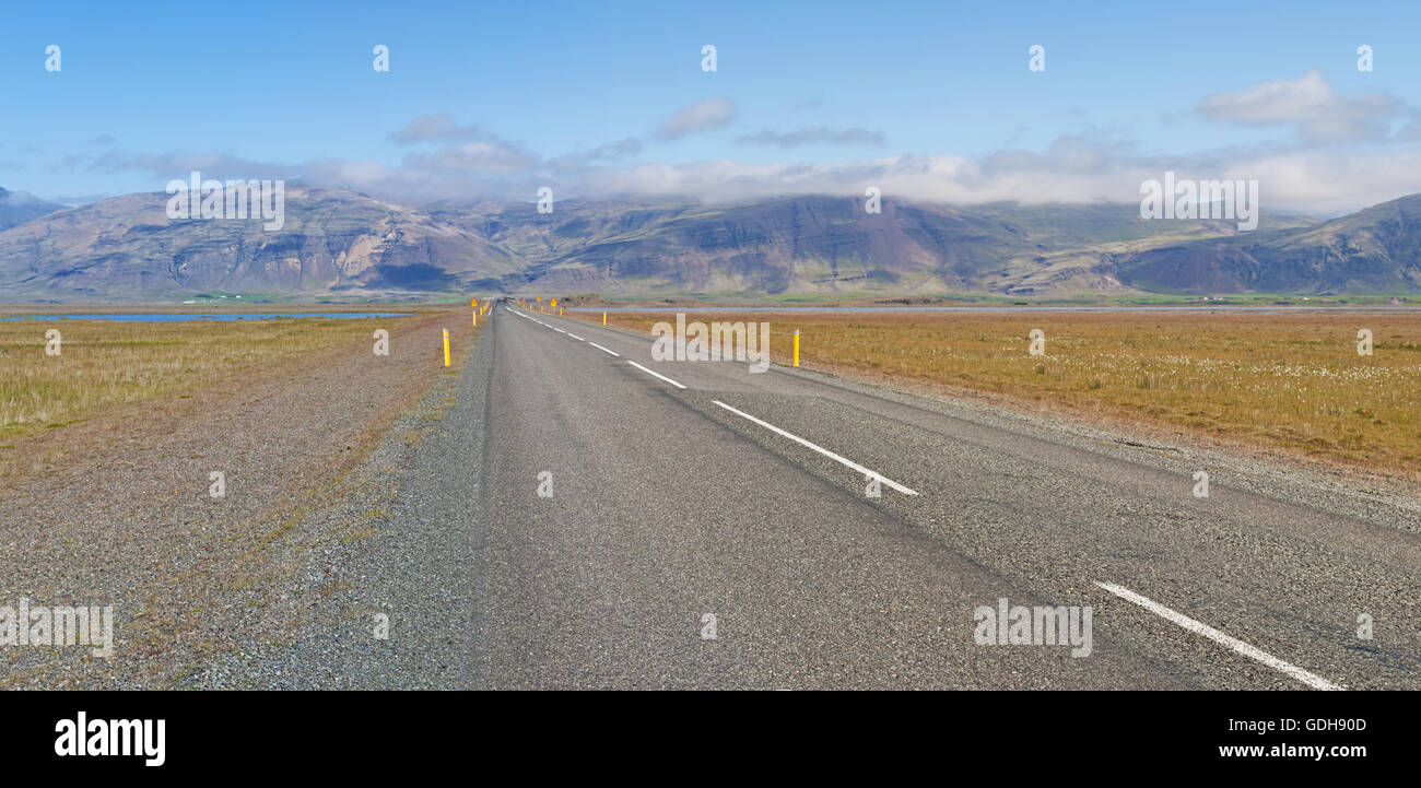 Islanda: vista panoramica della strada a Hofn nel Vatnajokull regione che vanta molti del paese attrazioni top Foto Stock