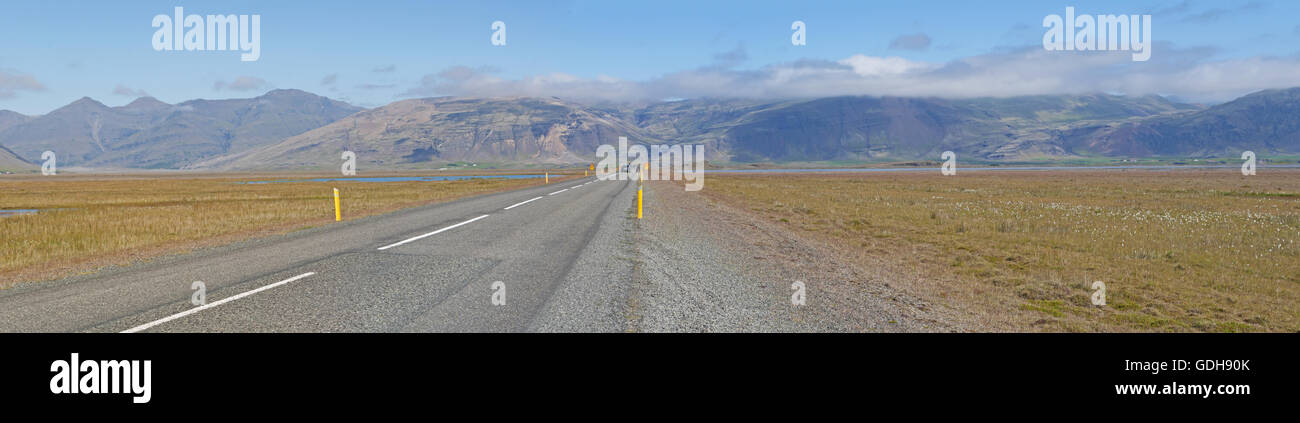 Islanda: vista panoramica della strada a Hofn nel Vatnajokull regione che vanta molti del paese attrazioni top Foto Stock