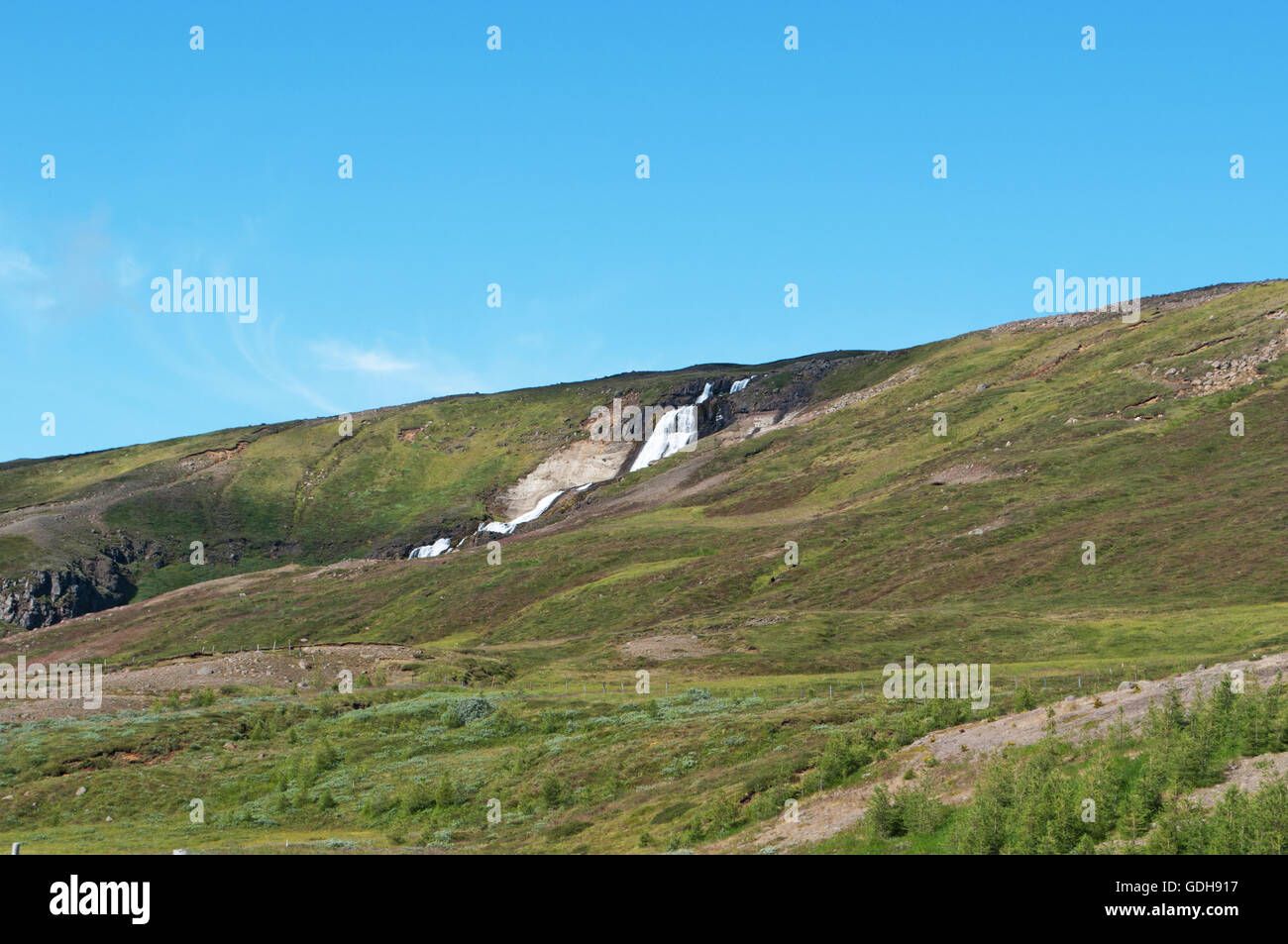 Islanda: vista del paesaggio islandese con le montagne e le nuvole. Il paesaggio di Islanda in tutto il mondo è considerato unico Foto Stock