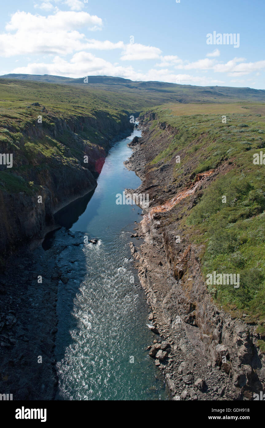 Islanda: vista del paesaggio islandese con le montagne e le nuvole. Il paesaggio di Islanda in tutto il mondo è considerato unico Foto Stock