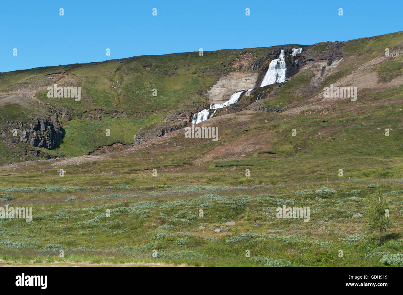 Islanda: vista del paesaggio islandese con le montagne e le nuvole. Il paesaggio di Islanda in tutto il mondo è considerato unico Foto Stock