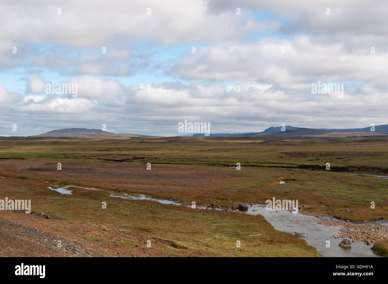Islanda: vista del paesaggio islandese con le montagne e le nuvole. Il paesaggio di Islanda in tutto il mondo è considerato unico Foto Stock