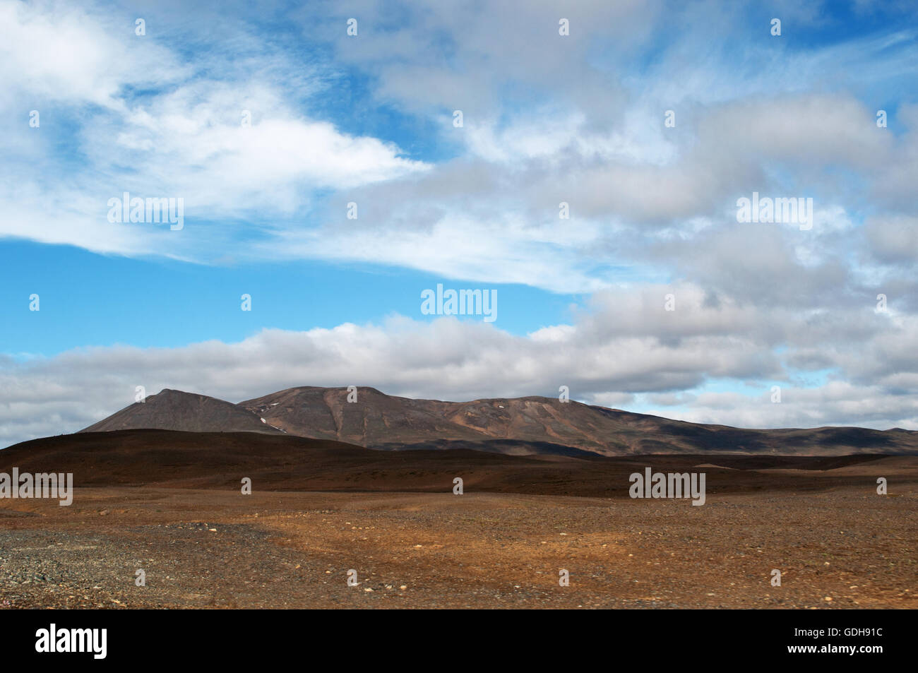 Islanda: vista del paesaggio islandese con le montagne e le nuvole. Il paesaggio di Islanda in tutto il mondo è considerato unico Foto Stock