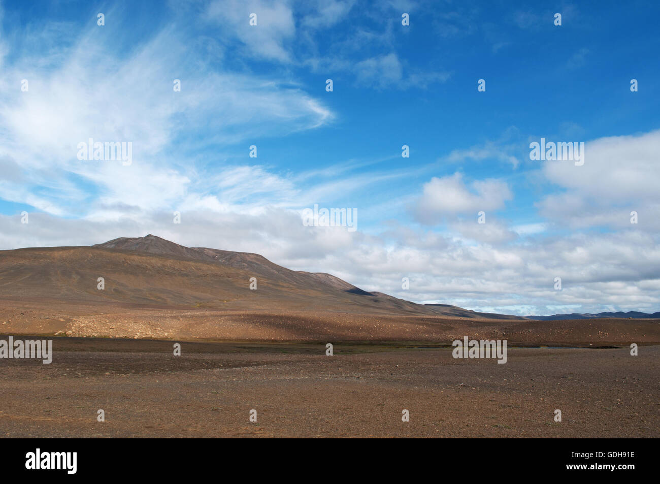 Islanda: vista del paesaggio islandese con le montagne e le nuvole. Il paesaggio di Islanda in tutto il mondo è considerato unico Foto Stock