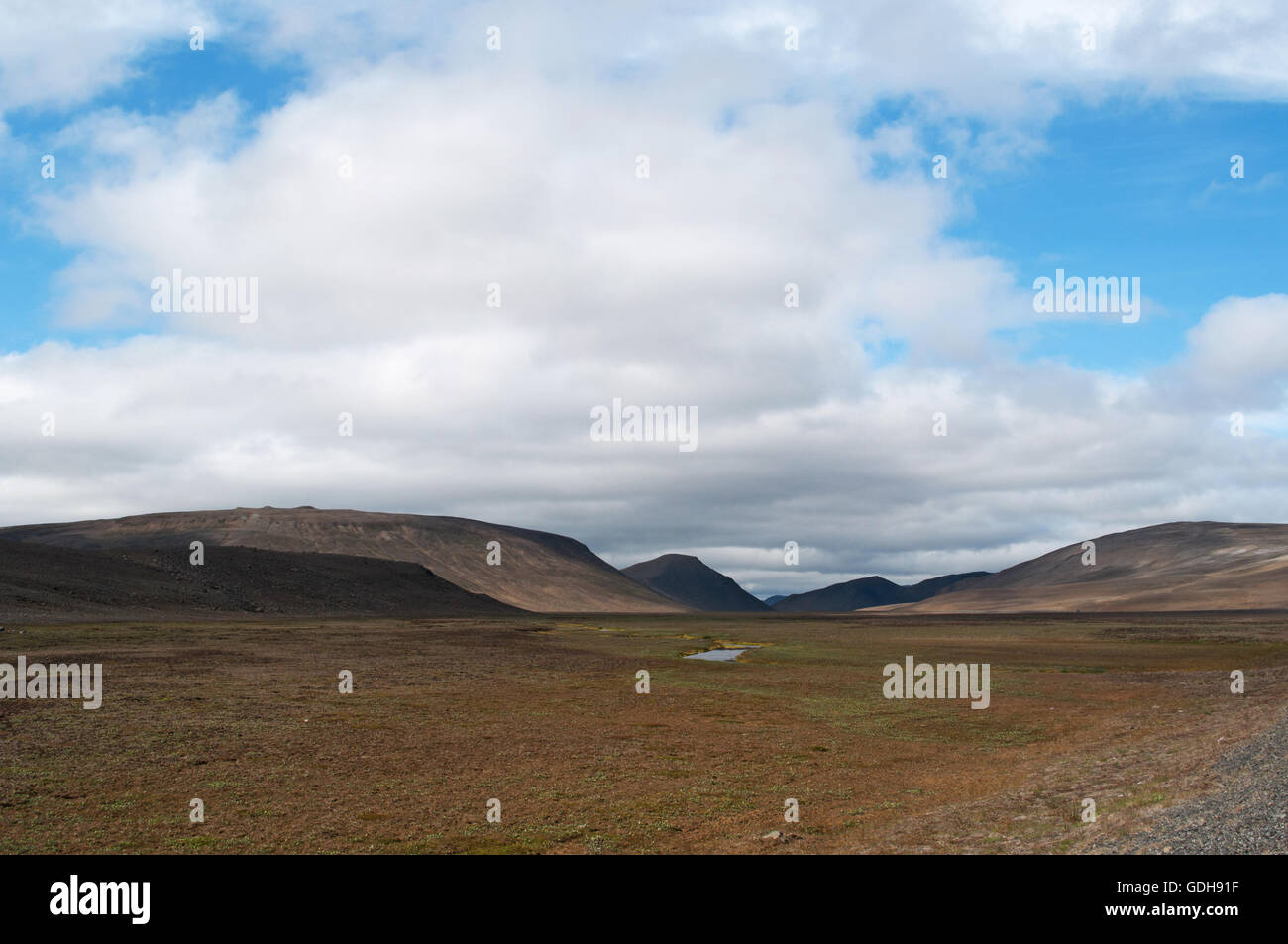Islanda: vista del paesaggio islandese con le montagne e le nuvole. Il paesaggio di Islanda in tutto il mondo è considerato unico Foto Stock