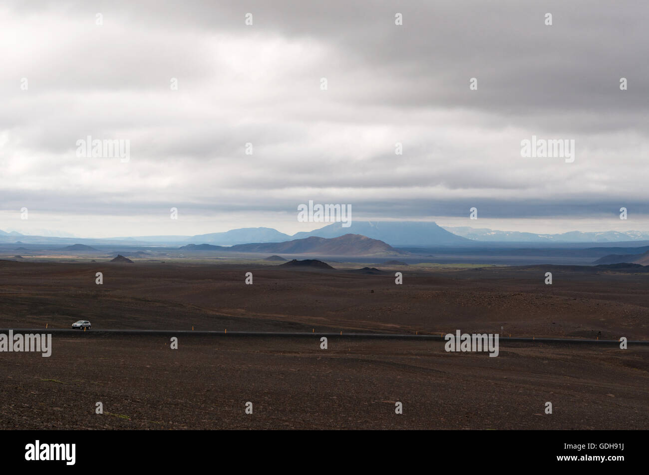 Islanda: vista del paesaggio islandese con le montagne e le nuvole. Il paesaggio di Islanda in tutto il mondo è considerato unico Foto Stock