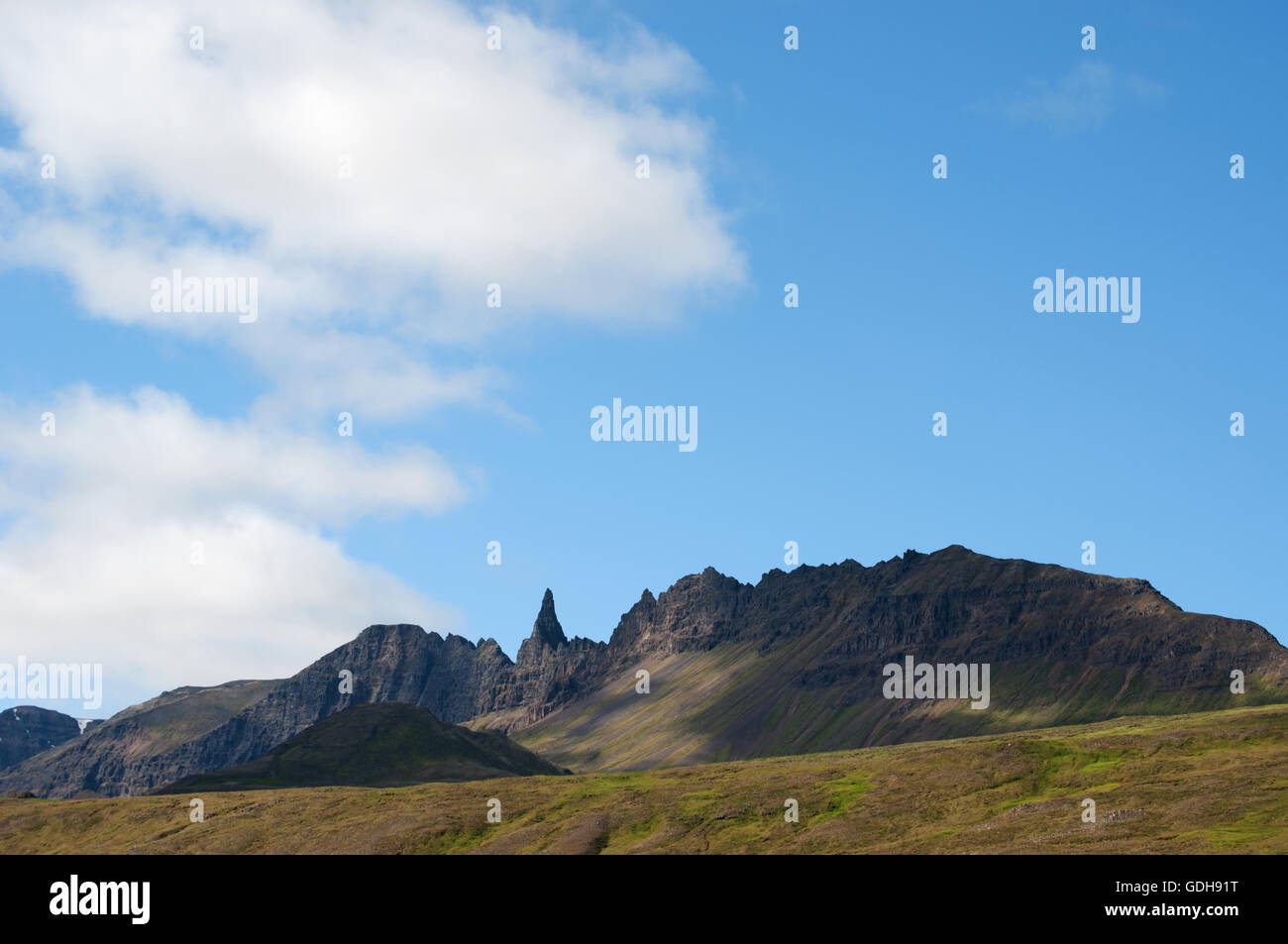 Islanda: vista del paesaggio islandese con le montagne e le nuvole. Il paesaggio di Islanda in tutto il mondo è considerato unico Foto Stock