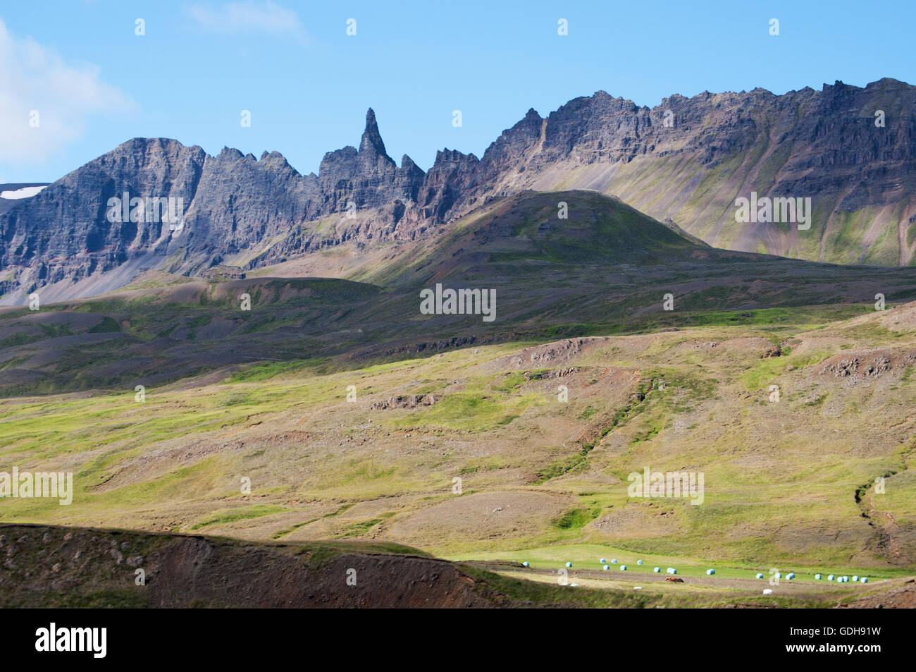 Islanda: vista del paesaggio islandese con le montagne e le nuvole. Il paesaggio di Islanda in tutto il mondo è considerato unico Foto Stock