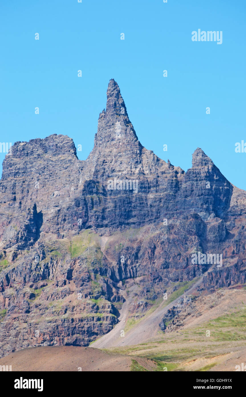 Islanda: vista del paesaggio islandese con le montagne e le nuvole. Il paesaggio di Islanda in tutto il mondo è considerato unico Foto Stock
