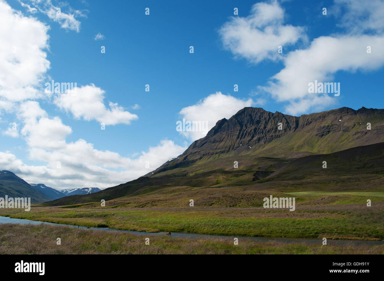 Islanda: vista del paesaggio islandese con le montagne e le nuvole. Il paesaggio di Islanda in tutto il mondo è considerato unico Foto Stock