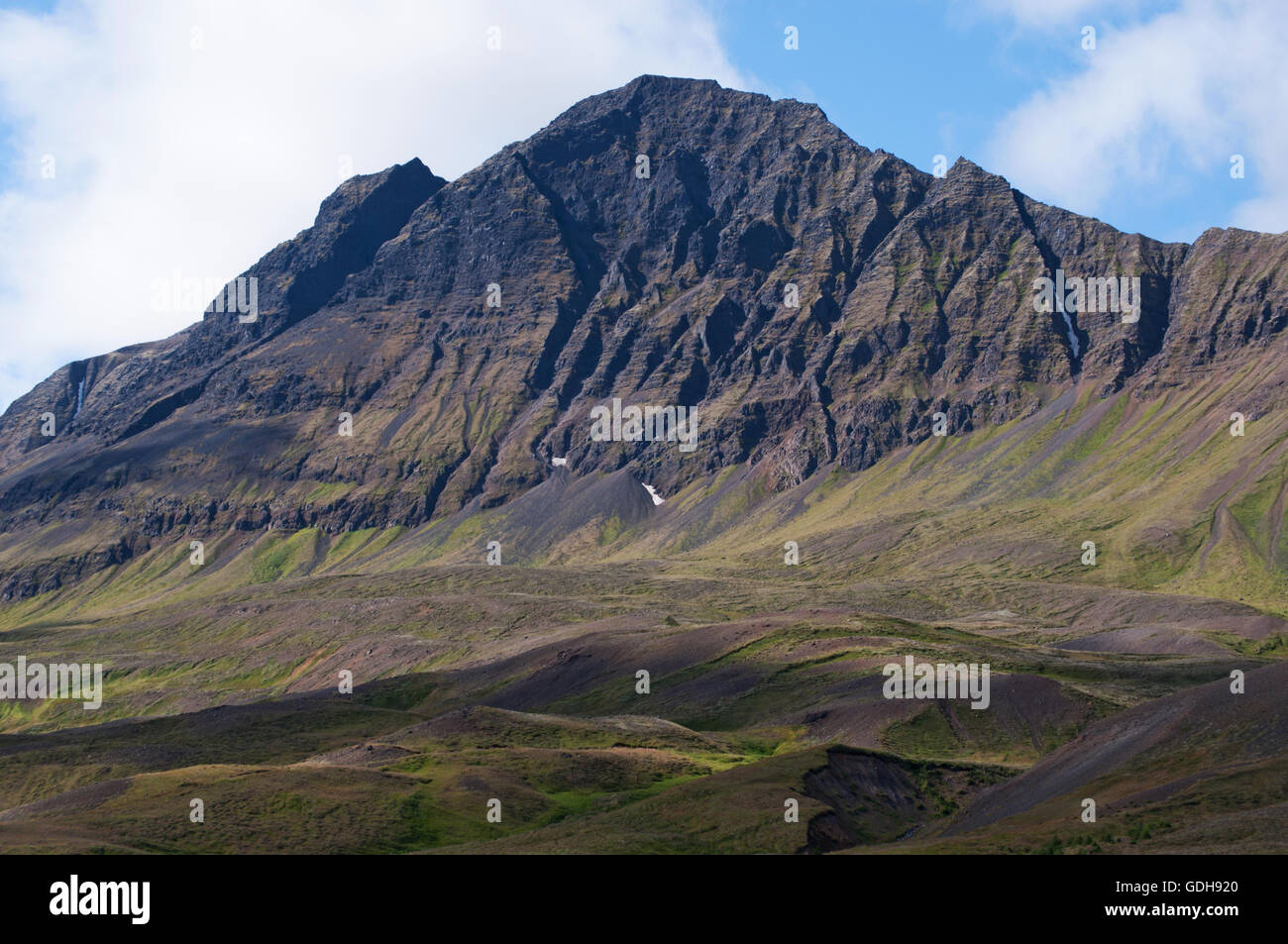 Islanda: vista del paesaggio islandese con le montagne e le nuvole. Il paesaggio di Islanda in tutto il mondo è considerato unico Foto Stock