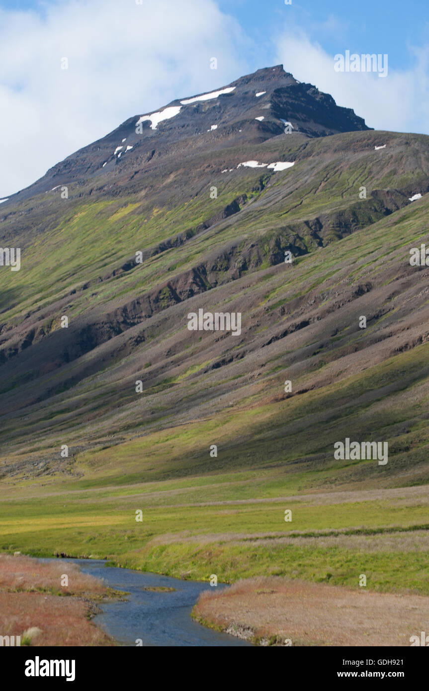 Islanda: vista del paesaggio islandese con le montagne e le nuvole. Il paesaggio di Islanda in tutto il mondo è considerato unico Foto Stock