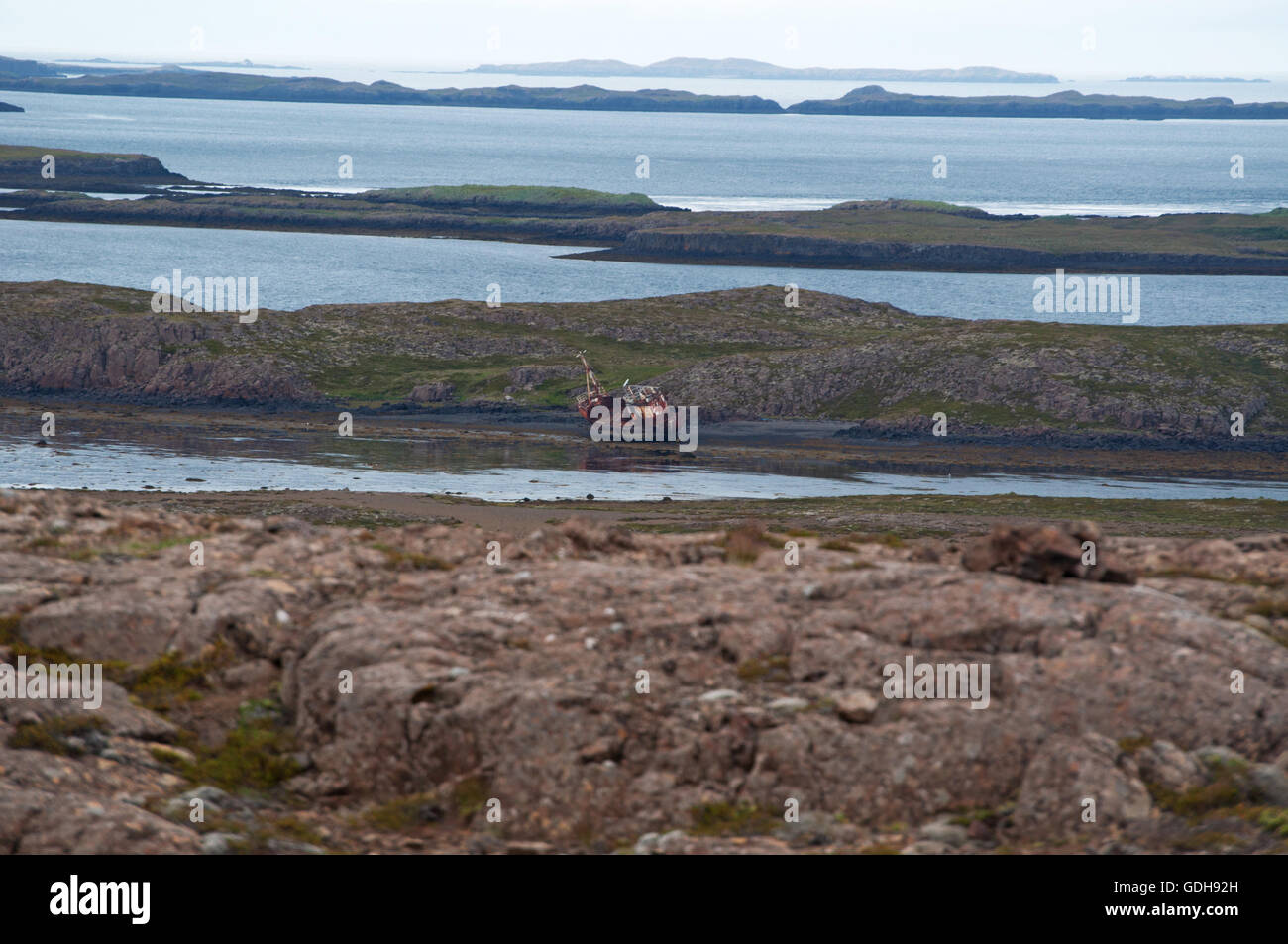 Islanda: il relitto di una nave su una spiaggia nera nella penisola di Snaefellsnes, una regione denominata Islanda in miniatura Foto Stock