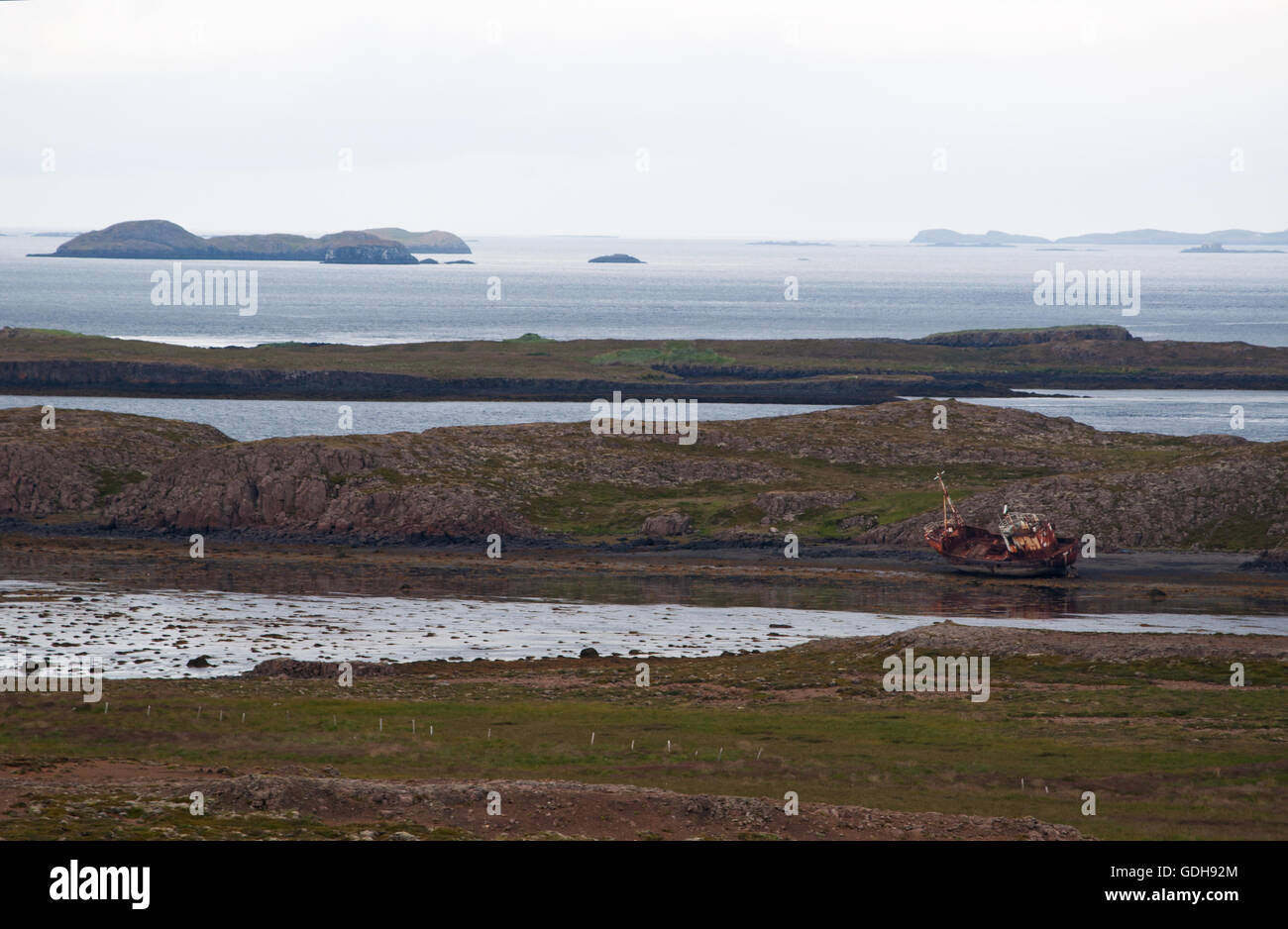 Islanda: il relitto di una nave su una spiaggia nera nella penisola di Snaefellsnes, una regione denominata Islanda in miniatura Foto Stock
