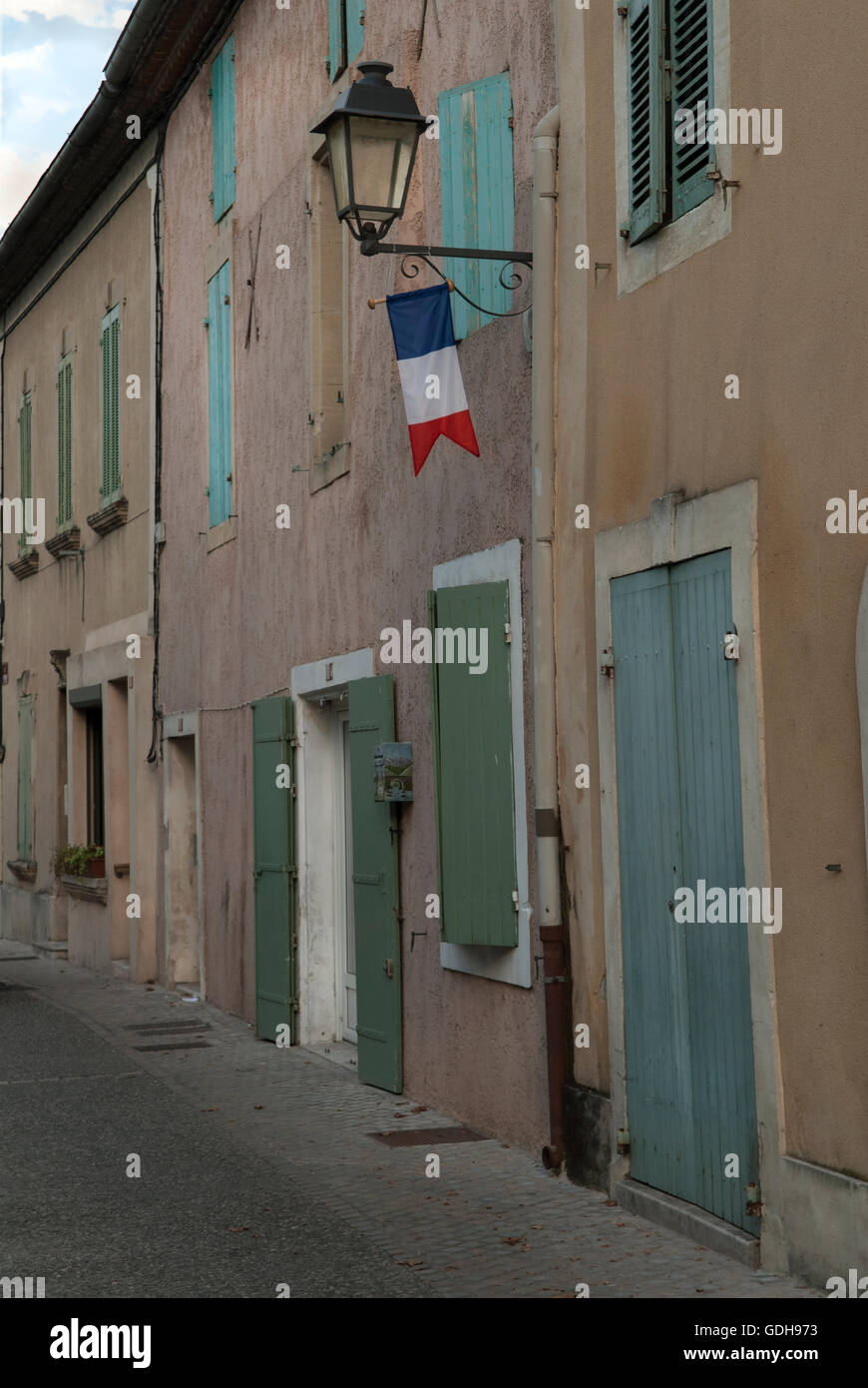 Bandiera francese su vecchi edifici del villaggio. Gaveson, Provenza Francia. HOMER SYKES anni '2016 2010 Foto Stock