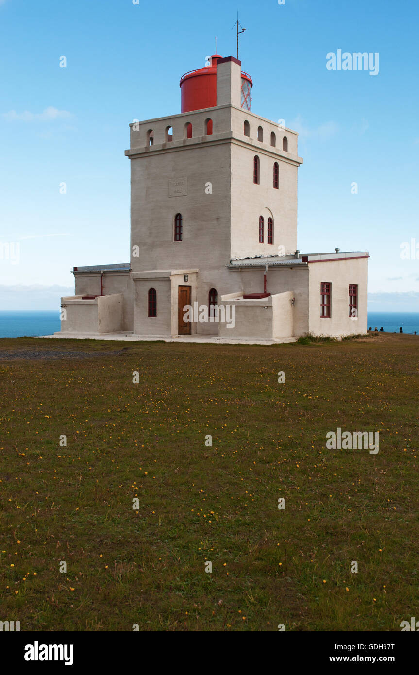Islanda: il faro Dyrholaey, Dyrholaeyjarviti in islandese, fu costruito nel 1927 nei pressi del villaggio di Vik ho Myrdal Foto Stock