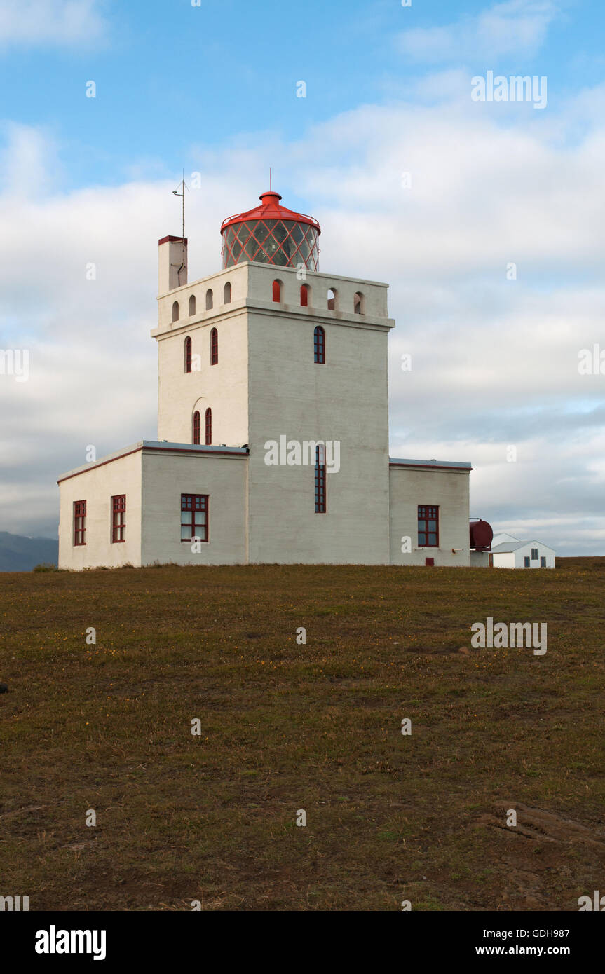 Islanda: il faro Dyrholaey, Dyrholaeyjarviti in islandese, fu costruito nel 1927 nei pressi del villaggio di Vik ho Myrdal Foto Stock