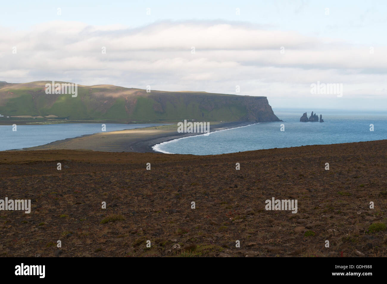 Islanda: vista dell'istmo di Vik ho Myrdal dal promontorio di Dyrholaey, affacciato sulla baia di Vik ho Myrdal Foto Stock