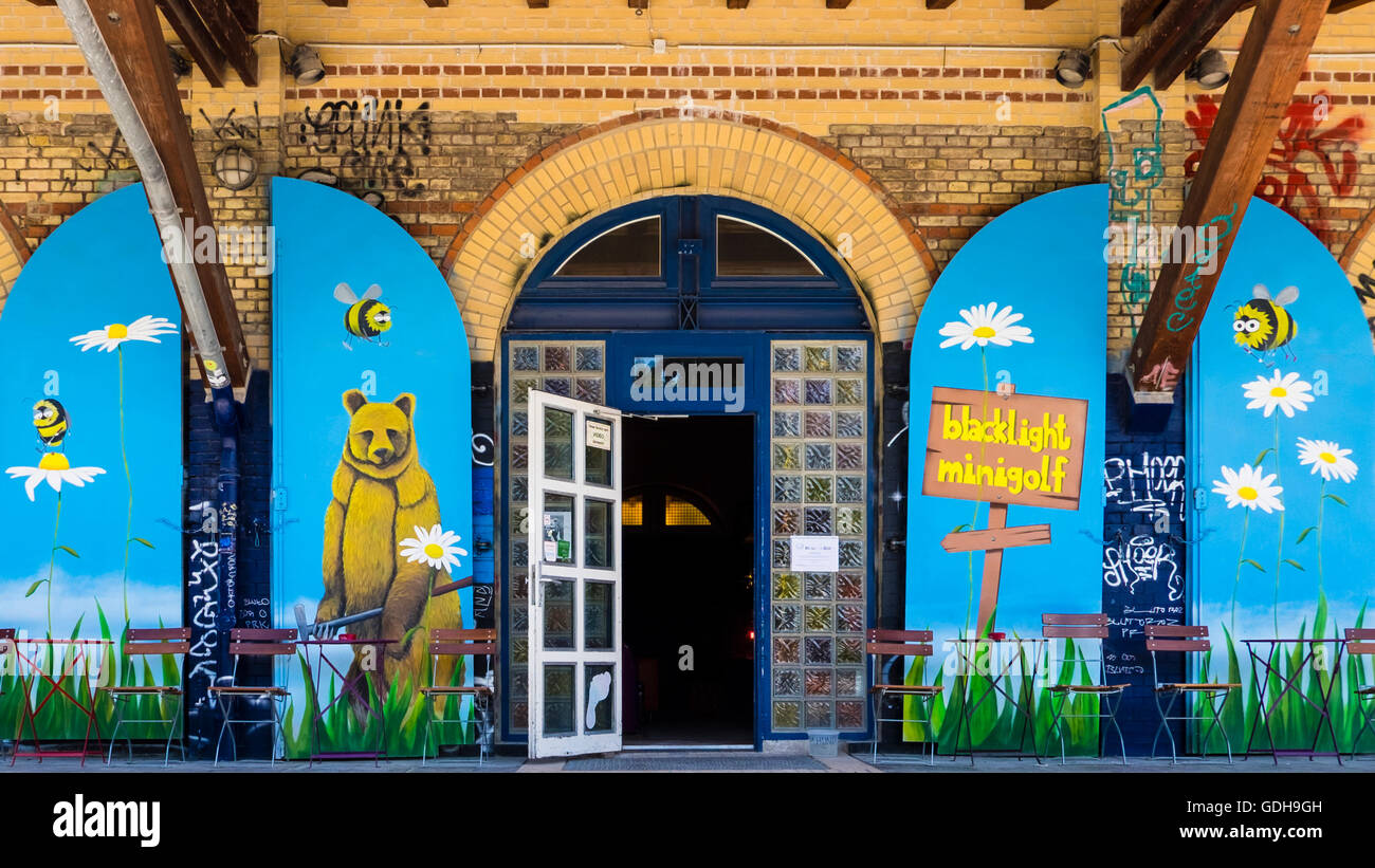 Berlino Kreuzberg. Gorlitzer vecchia stazione ferroviaria ora utilizzato per Blacklight Minigolf, edificio esterno colorato Foto Stock