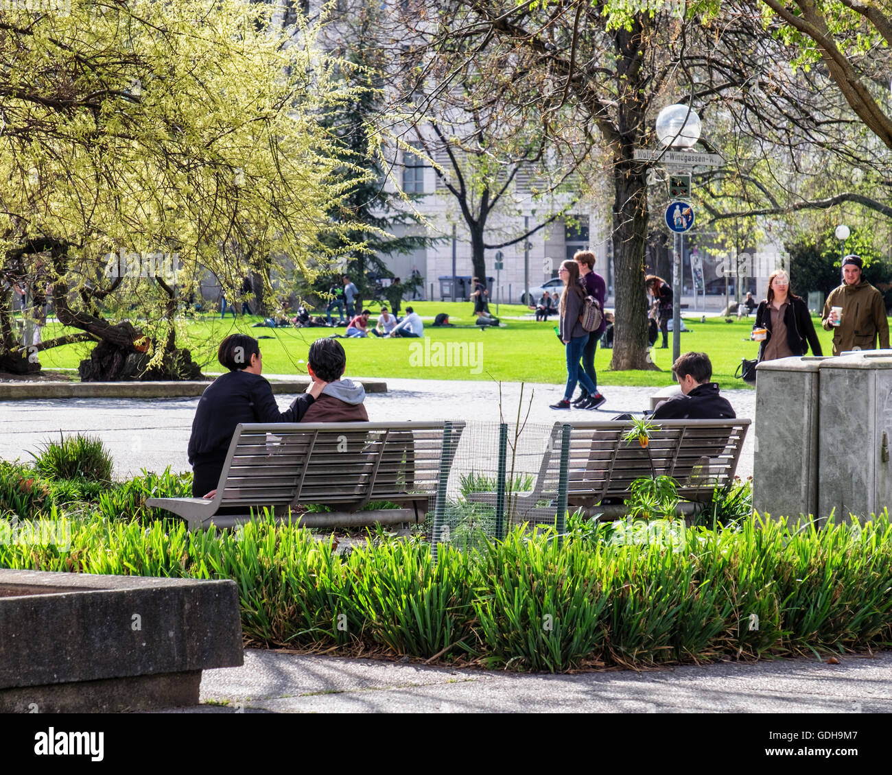 Stoccarda, Superiore giardino del palazzo, Oberer Schlossgarten, gente seduta sulle panchine godetevi il sole primaverile nel parco pubblico Foto Stock