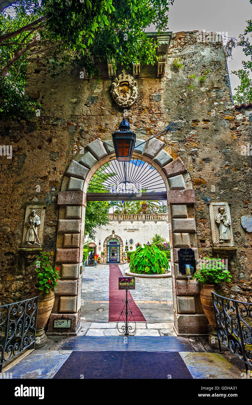 Italia Sicilia Taormina - Portale della Ex San Domenico Convento ora Hotel San Domenico Foto Stock