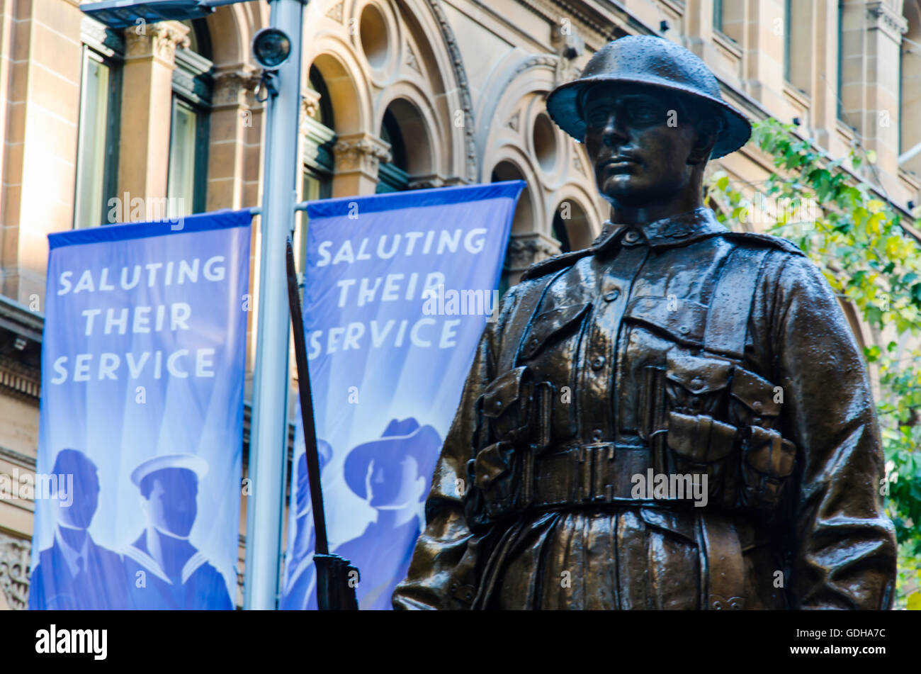Le statue di bronzo si ergono alte a Martin Place, Sydney, Australia, come parte del Cenotaph che commemora la prima guerra mondiale Foto Stock