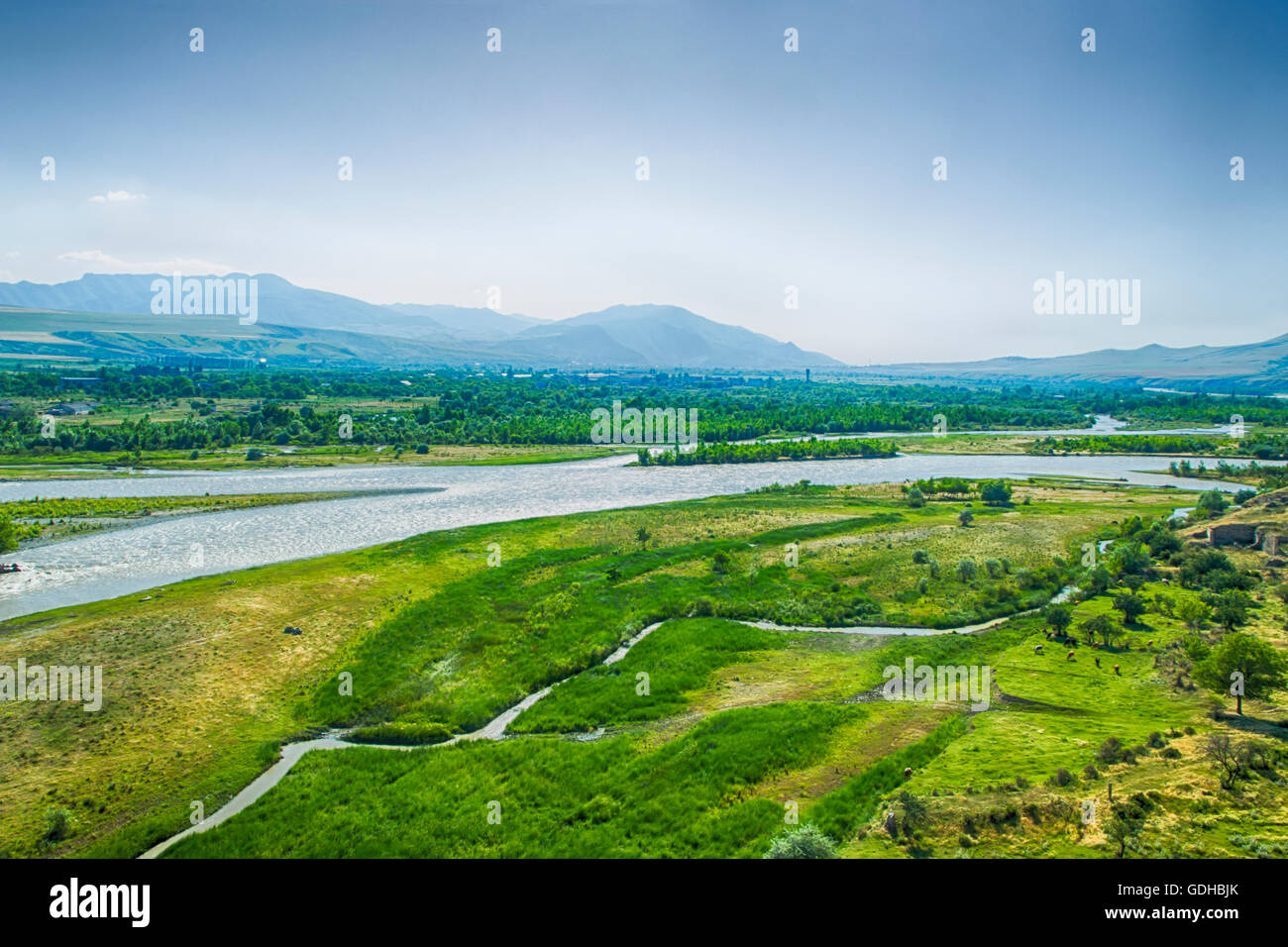 Paesaggio fiume montagna altopiano estate natura Foto Stock