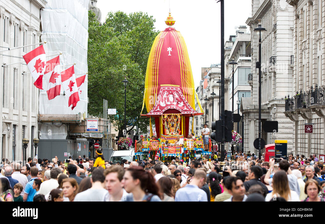 Un colorato carro fa il suo modo in Trafalgar Square, Londra centrale, per celebrare il cinquantesimo anniversario della Società Internazionale per la Coscienza di Krishna (ISKCON) durante Ratha-Yatra, un festival di carri nel calendario indù. Foto Stock