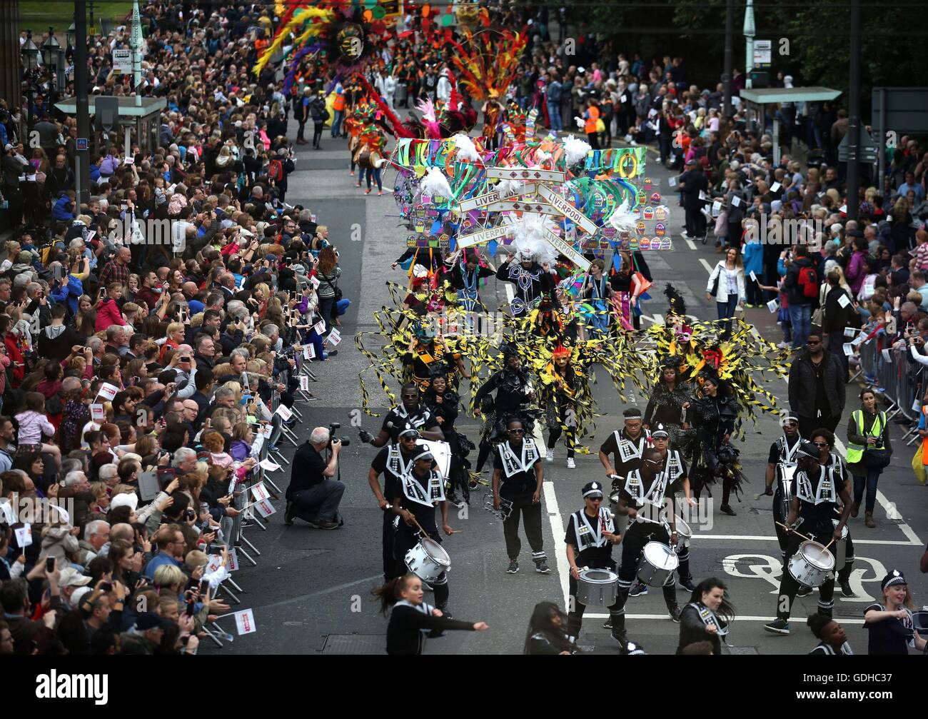 I partecipanti durante la Edinburgh Jazz & Blues Festival 2016 parade come si fa il suo modo lungo Princess Street di Edimburgo, viaggiando verso il basso il Tumulo di West End di Princes Street. Foto Stock