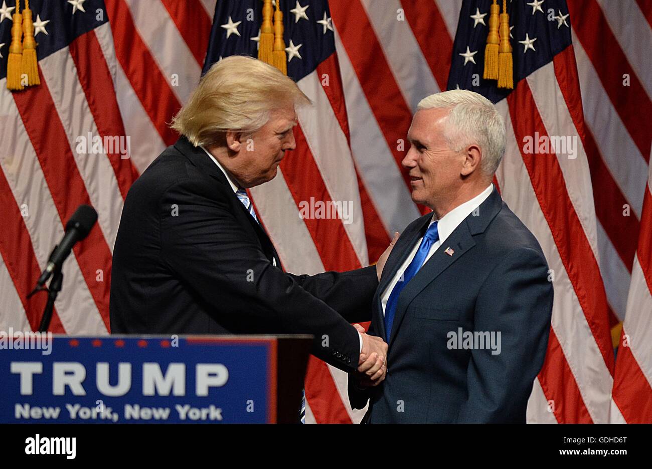 New York, NY, STATI UNITI D'AMERICA. 16 Luglio, 2016. Donald Trump, Mike Pence di presenze per Donald Trump annuncia il Governatore Mike Pence come Vice Presidential Running Mate, New York Hilton Midtown, New York, NY Luglio 16, 2016. Credito: Kristin Callahan/Everett raccolta/Alamy Live News Foto Stock